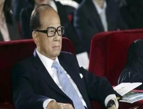买下半个英国后，李嘉诚又要回来，他嗅到什么了？
