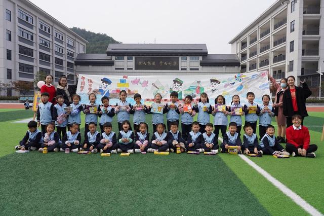 绘童心筑国梦——汉江实验学校幼儿园举行百米画卷主题活动