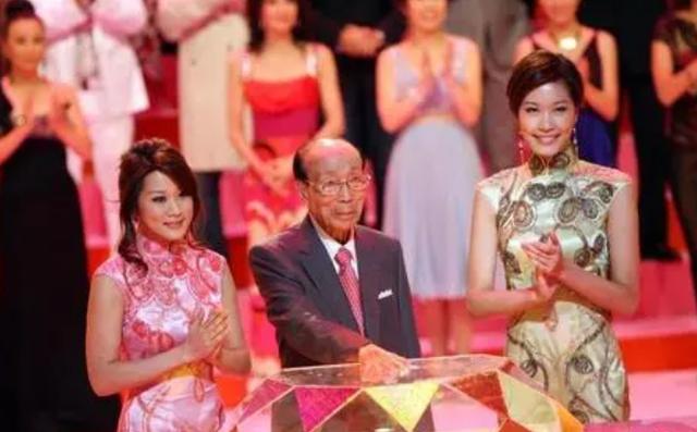 从神仙颜值，到曾志伟感慨"惨不忍睹"，是谁"毁灭"了香港小姐？