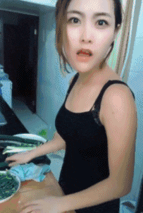 gif邪恶美女图：女朋友非要练习新姿势，传统姿势不好吗？