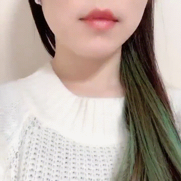 美女内涵动态图：两个舌头的妹子，想想都性福