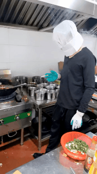 搞笑的GIF图片：你可把小家伙，惹急眼了