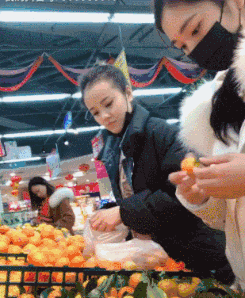 高挑美女的GIF动态图片：妹子你别这么过分，人家姑娘挑这么半天也不容易 