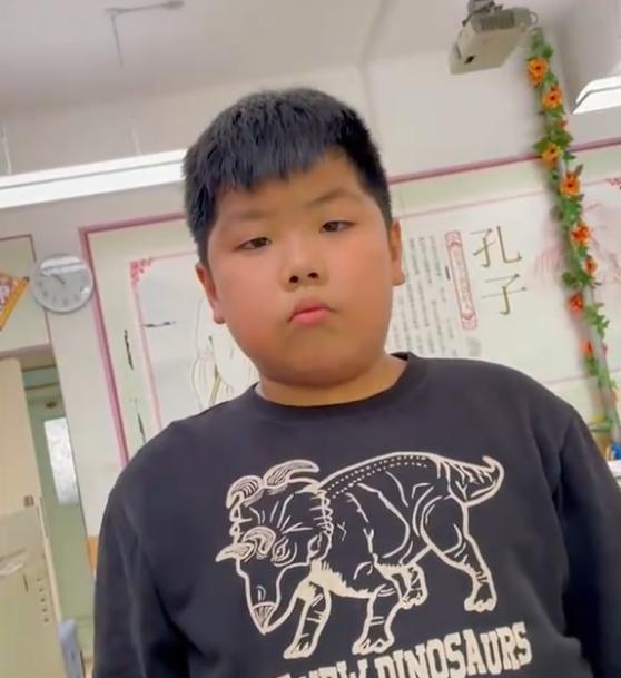 辽宁一小学生每周都邀请老师 去自家饭店吃串 网友 去一次吧 全网搜