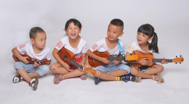 四、五岁的孩子可以轻松站上舞台，能说会道，能演会唱