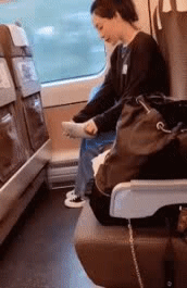 搞笑的动图GIF：姑娘，你家夏天不用开空调吧！