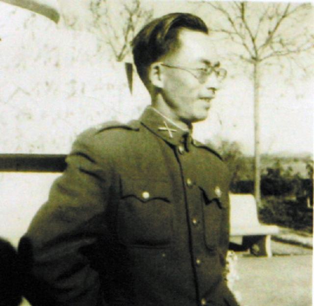 1949年，国军一副师长被三野活捉，对方微笑地说：我是中央的人