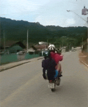 搞笑的GIF趣图：穿尿不湿的大哥惹不起！