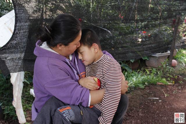 女子为当妈借钱做试管，流产后再度怀孕儿子却患上脑瘫，苦撑6年