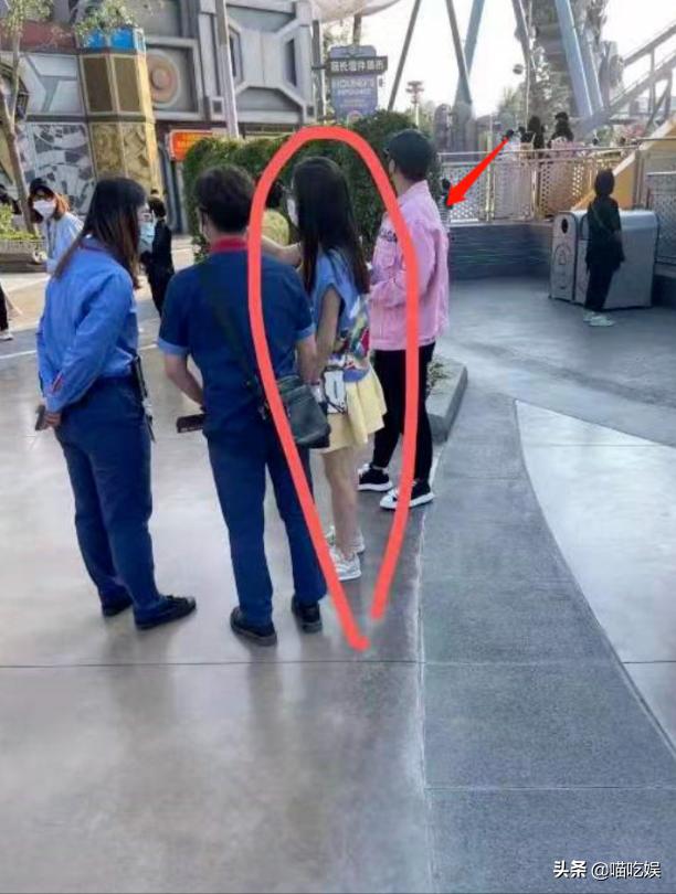 佟丽娅离婚后带儿子逛环球影城，网友拍到陈思诚身影：的确是他