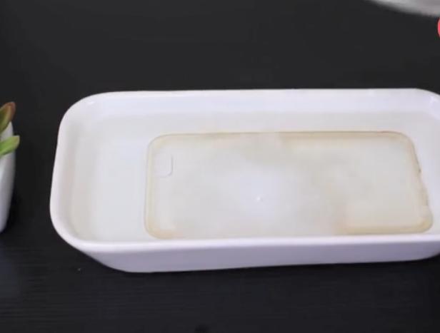 手机壳发黄别扔掉，这样水里泡一下，手机壳立马焕然一新！-第5张图片-9158手机教程网