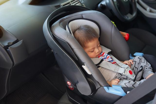 儿童被锁车内悲剧不断，父母应为此承担刑事责任吗？