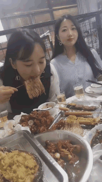 非常内涵的美女GIF图片：前面有这样的妹子，真是一种煎熬