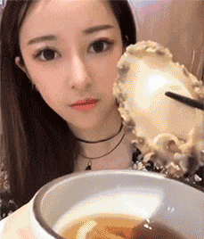 非常内涵的美女GIF图片：前面有这样的妹子，真是一种煎熬