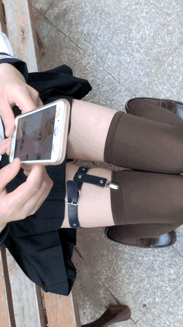 内涵的美女动态图片：妹子，麻烦你放开这个女孩好吗？