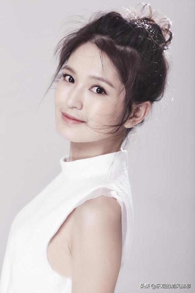 铁梨花里,她扮演热血青年张雅琴.