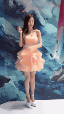 最性感的美女GIF动图：这臀型，肯定比肩宽了