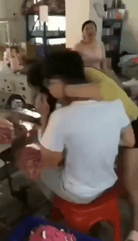 爆笑的GIF动图：谁能看明白，她这一滚为了什么！