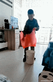 爆笑的动态图：让你看看熊孩子是怎么套垃圾袋的
