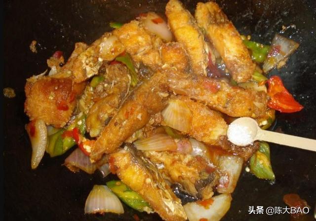 鲢鱼怎么做好吃？大厨教你把鱼鲜焖到味美，下酒下饭，营养又解馋