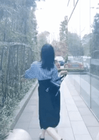 邪恶的动态美女图片：人前是女神，人后是女神经！