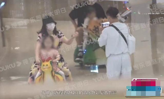 谢娜一家四口逛街！她穿衣臃肿似阿姨，双胞胎女儿正脸都太像张杰