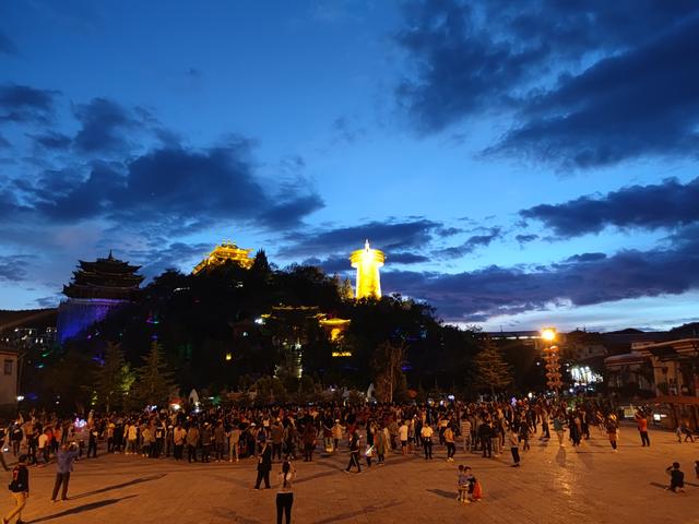 香格里拉-独克宗古城,月光广场见我过来,我听到了人群中有呼唤声,此时