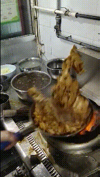 搞笑GIF动态图片：劝你还是换个地锻炼吧，不然啥身体也禁不起摔啊！