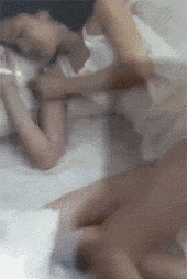 成人邪恶gif：妹子身上的纹身很漂亮
