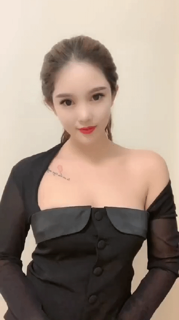 美女内涵动态图：两个舌头的妹子，想想都性福