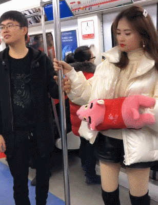 性感女人动态图GIF：自带两个沙滩排“球”