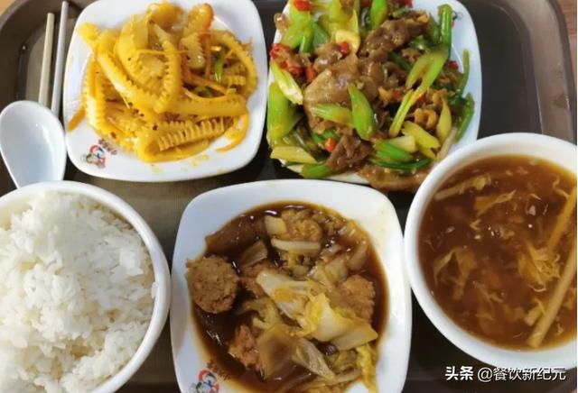 小米员工食堂3元吃饱，10元扶墙走，网友：够性价比，还要人吗？