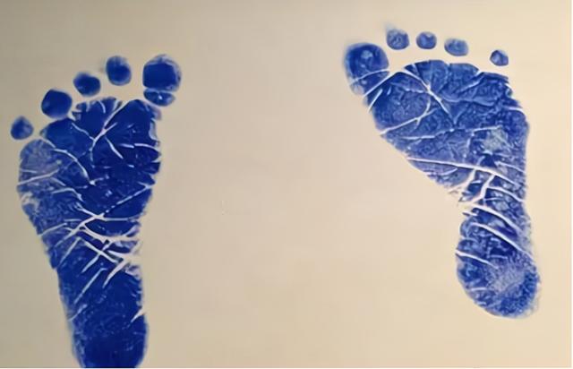 宝宝出生后，医院为啥会留脚印而不是手印？医生不说，但你要清楚