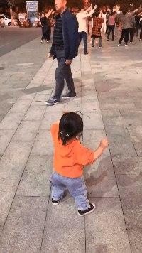 很搞笑的动态GIF图片：奶奶带大的孩子，就是不一样！