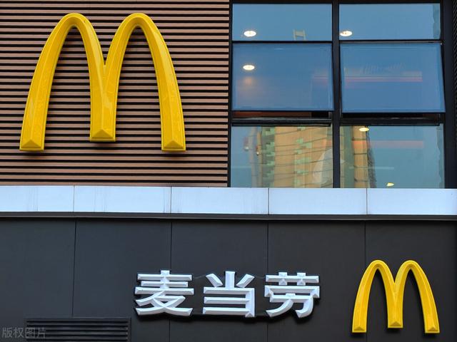 美国餐饮涨价潮，麦当劳也扛不住，港口拥堵依旧，供应链危机难解