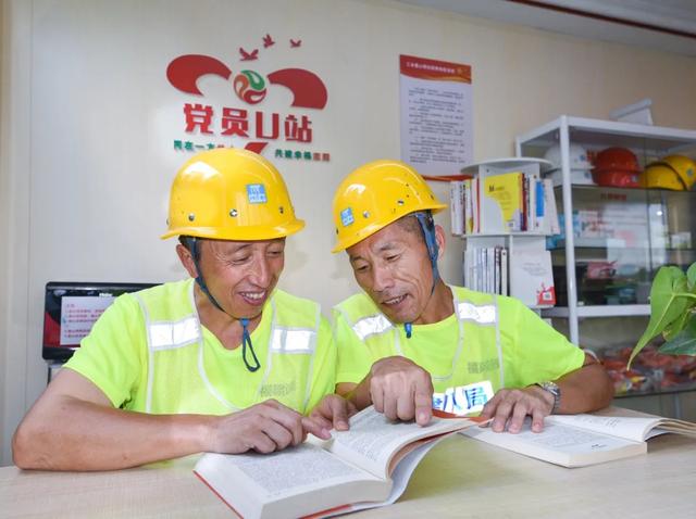 红色图片展进社区民生工程