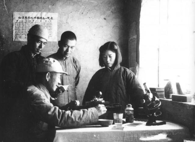 1949年，国军一副师长被三野活捉，对方微笑地说：我是中央的人