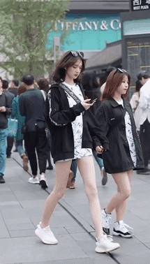 美女的邪恶动态图：这个得有一米五了吧！
