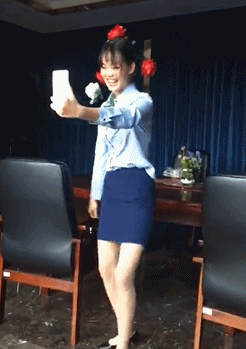 内涵的美女动图GIF：这腰和屁股也太灵活了吧！