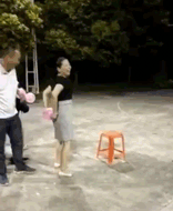 爆笑的GIF动态图：虽然我是男人，但此刻力太大做娘炮了