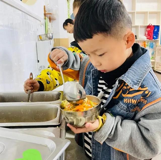 人类幼崽成长记：吃饭收拾样样行