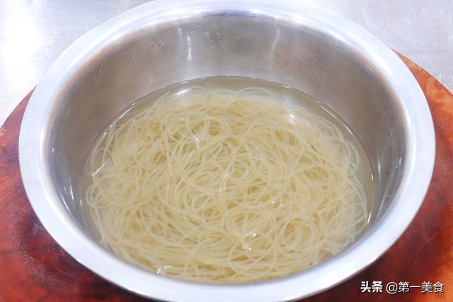 豬肉燉粉條詳細做法，粉條不粘、豬肉軟爛，北方人一天三頓吃不膩 健身 第4张