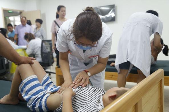医生呼吁停止食用：比炸鸡还影响发育，提醒宝妈：趁早撤下餐桌