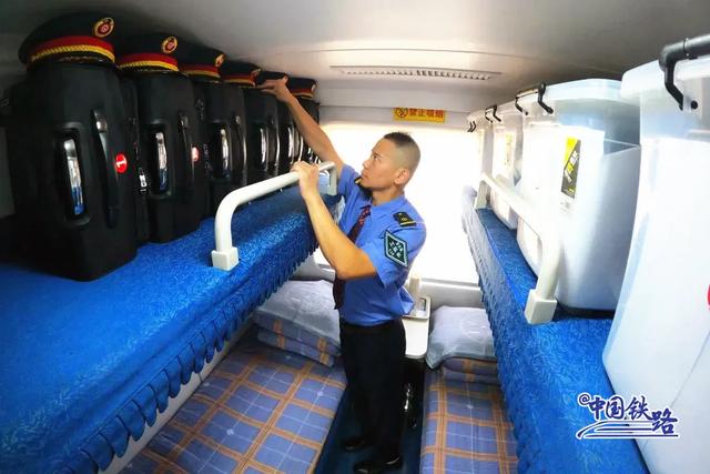 这趟火车只有一节车厢，带卧铺！还配5个司机！