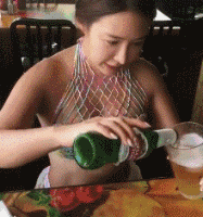 调皮美女的邪恶动图：这妹子要跟我单挑，哥可以应战吗？