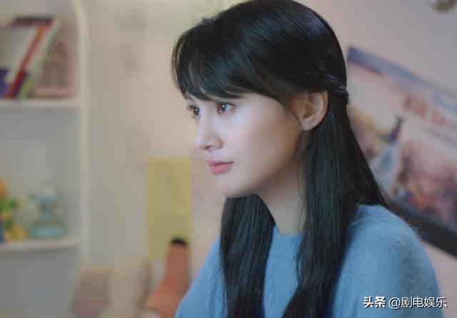 郑爽国内账号正式被封，不甘心，海外复出，喊话粉丝“一直都在”