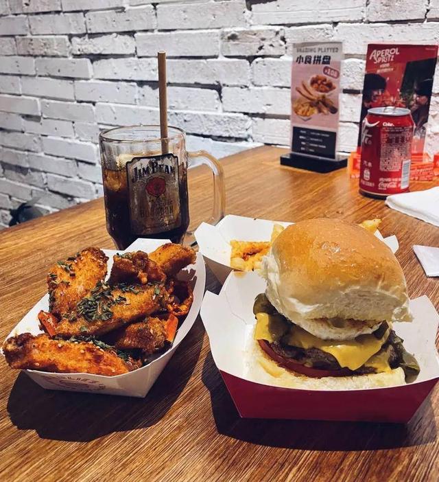 抛弃麦当劳的年轻人，愿为“酷”汉堡付费