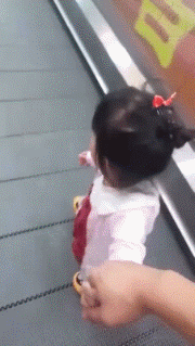搞笑的GIF趣图：隔壁小孩馋哭了！