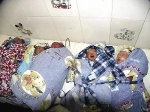 22岁产妇生孩子，家属来了18位，孩子刚出生所有人冲进了产房