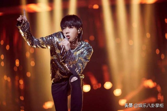 「独家报道」华晨宇唱歌羊癫疯(华晨宇边做俯卧撑边唱飞得更高)